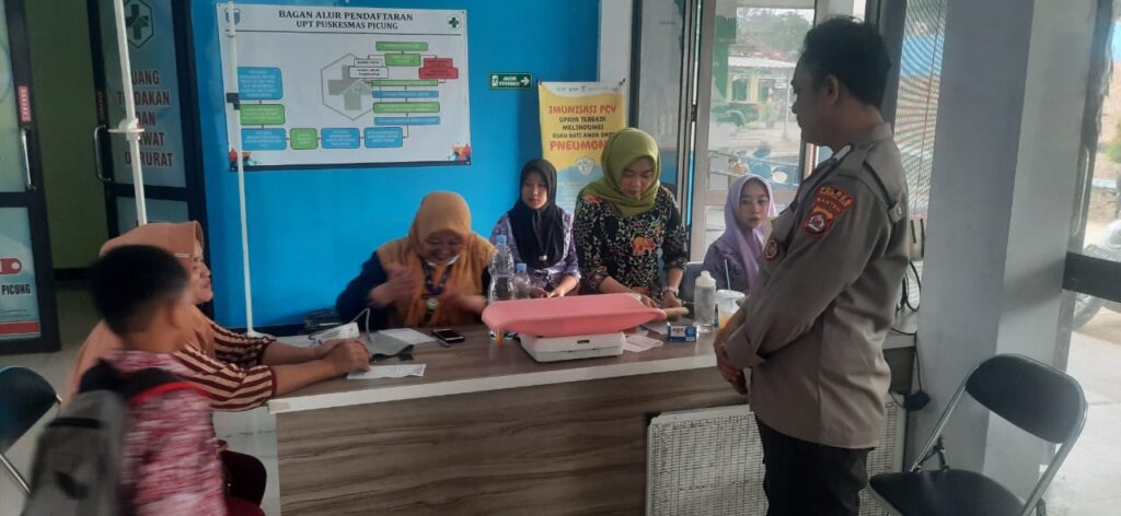 Polsek Picung Tingkatkan Keamanan di Puskesmas Picung, Jamin Pelayanan Kesehatan yang Aman dan Nyaman 2 WhatsApp Image 2024 08 08 at 22.00.08