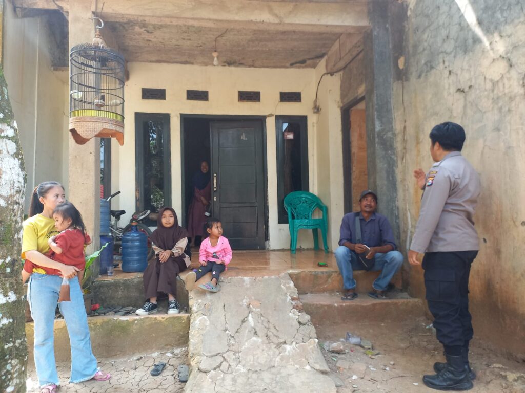 Bhabinkamtibmas Polsek Picung Sambang Warga, Tekankan Pentingnya Sinergitas 7 WhatsApp Image 2024 08 08 at 22.07.05