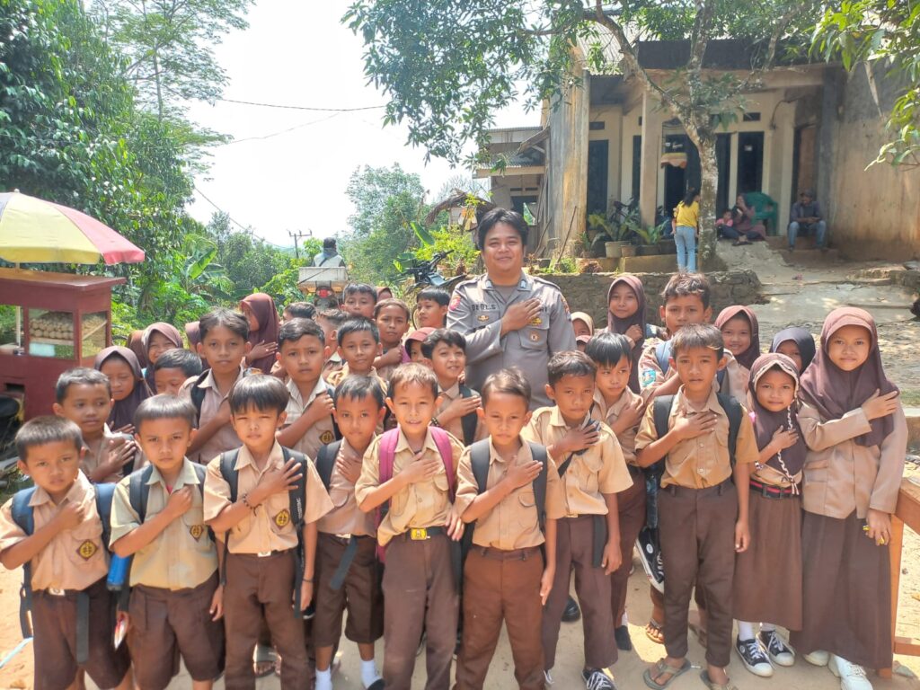 Bhabinkamtibmas Polsek Picung Dekat dengan Generasi Pelajar 4 WhatsApp Image 2024 08 08 at 22.07.24