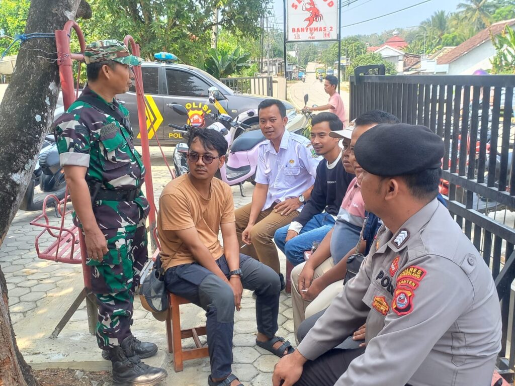 Sinergitas Polsek Picung Jaga Kamtibmas, Patroli Dialogis Sentuh Langsung Warga 9 WhatsApp Image 2024 08 08 at 22.09.32