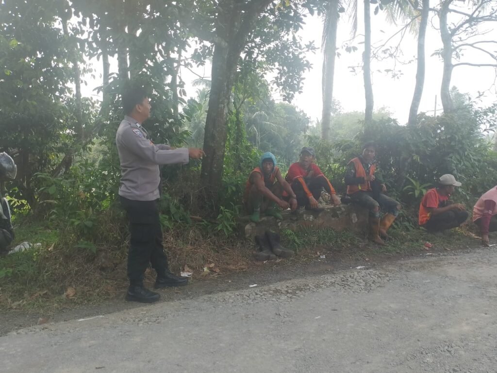 Bhabinkamtibmas Polsek Cimanuk Sambangi Warga Desa Binaannya 10 WhatsApp Image 2024 08 08 at 23.22.41