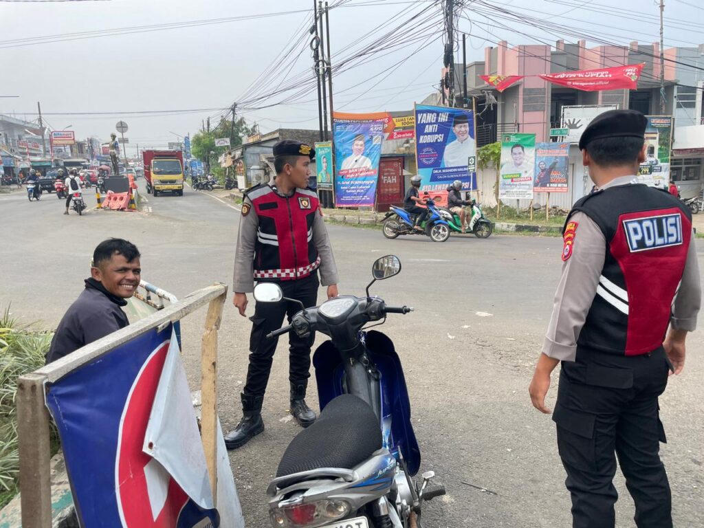Sat Samapta Polres Pandeglang Laksanakan Gatur di Cigadung Ciptakan Kamseltibcar Lantas 5 WhatsApp Image 2024 08 09 at 16.38.23