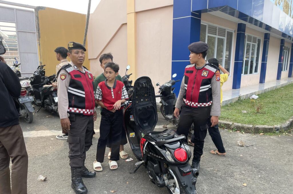 Sat Samapta Polres Pandeglang Laksanakan Patroli di Stadion Badak, Himbau Remaja Tertib Berkendara 4 WhatsApp Image 2024 08 09 at 16.38.24 1