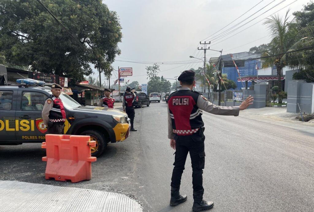 Sat Samapta Polres Pandeglang Gelar Strong Point di Persimpangan Cigadung 6 WhatsApp Image 2024 08 09 at 16.38.24