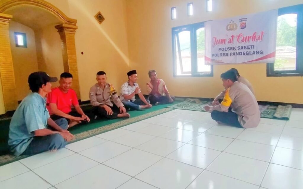 Polsek Saketi Jalin Silaturahmi Bersama Masyarakat Desa Binaan dengan Menggelar Jumat Curhat 6 WhatsApp Image 2024 08 09 at 23.20.17