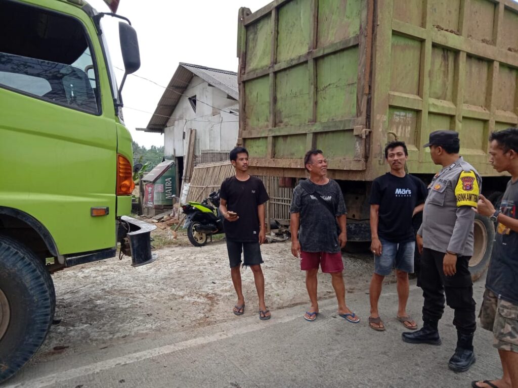 Personil Polsek Panimbang Himbau Para Supir untuk Tidak Parkir Sembarangan di jalan Raya 7 WhatsApp Image 2024 08 09 at 23.20.26