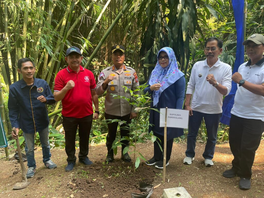 Kapolres Pandeglang Hadiri Kegiatan Penanaman Pohon dan Bersih-Bersih Menyambut HUT RI ke-79 2 WhatsApp Image 2024 08 10 at 11.15.03