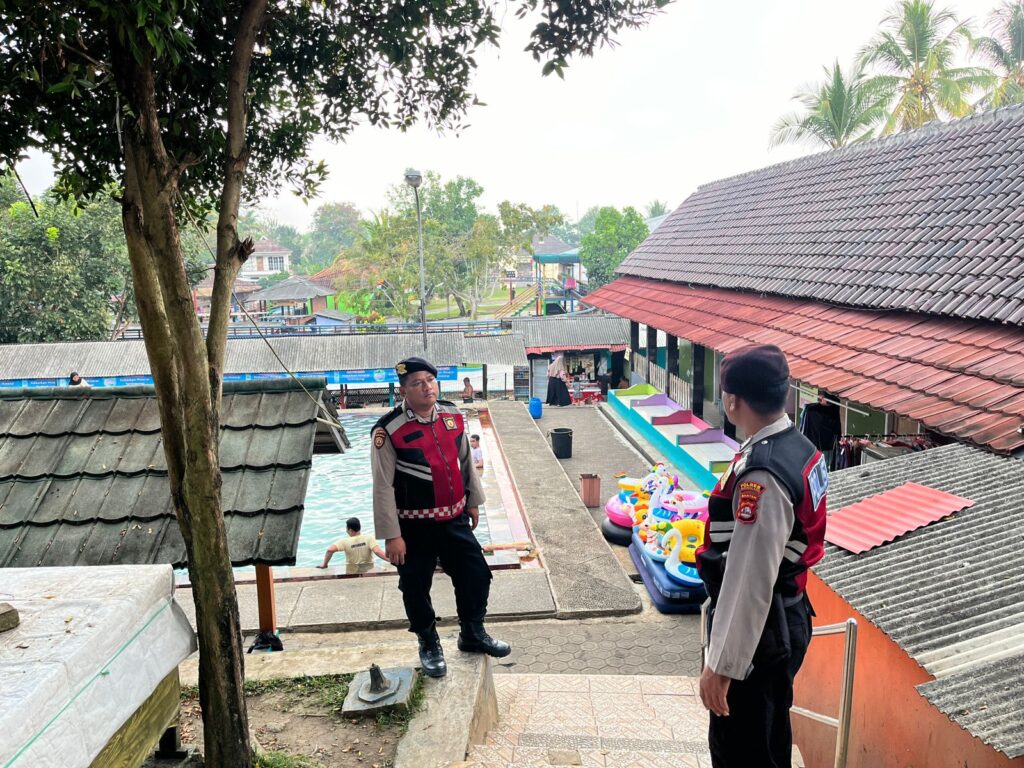 Sat Samapta Polres Pandeglang Gelar Patroli Dialogis di Pemandian Air Panas Cisolong 6 WhatsApp Image 2024 08 10 at 17.19.55 1