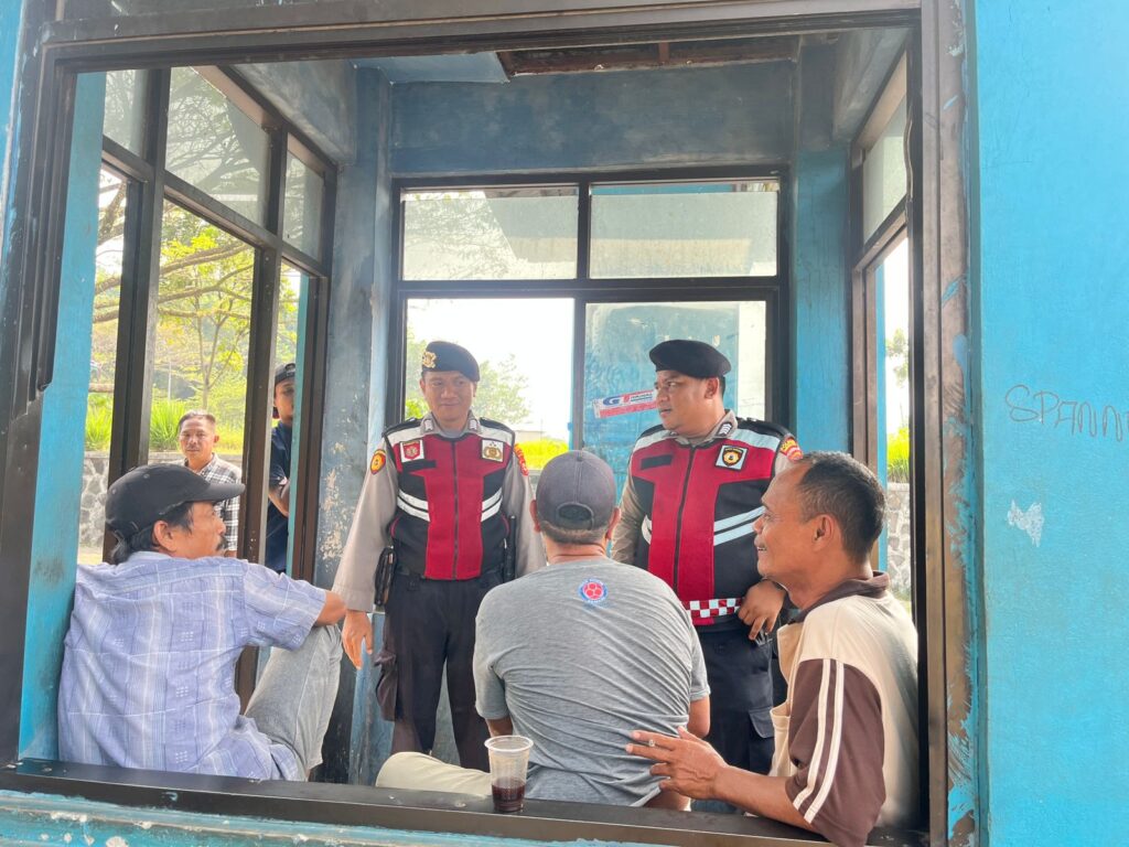Sat Samapta Polres Pandeglang Gelar Patroli Dialogis di Terminal Kadubanen 7 WhatsApp Image 2024 08 10 at 17.19.55
