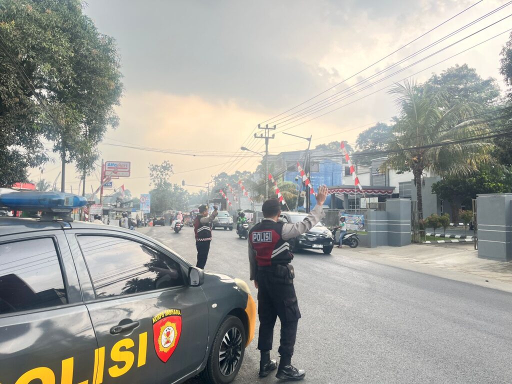 Sat Samapta Polres Pandeglang Gelar Pengaturan Lalu Lintas di Pertigaan Cipacung 5 WhatsApp Image 2024 08 10 at 17.19.55 2