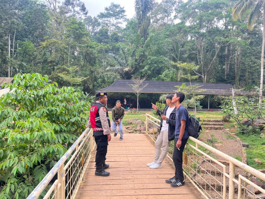 Sat Samapta Polres Pandeglang Gelar Patroli Dialogis di Wisata Curug Goong 4 WhatsApp Image 2024 08 10 at 17.19.56