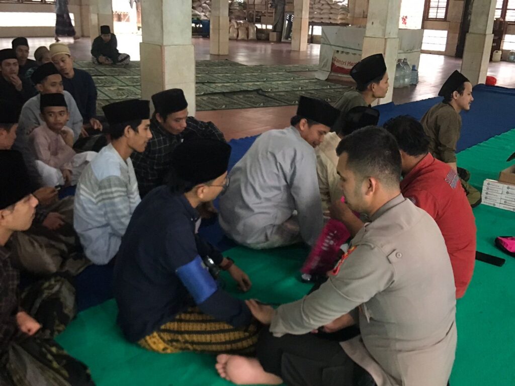 Sidokkes Polres Pandeglang Gelar Kegiatan Santri Sehat di Pondok Pesantren Kp. Cidahu 8 WhatsApp Image 2024 08 10 at 18.19.35