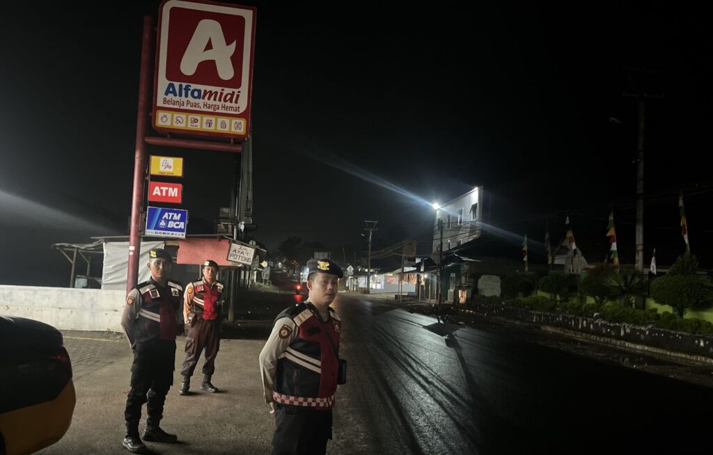Cegah Aksi Balap Liar, Sat Samapta Polres Pandeglang Gelar Patroli Dialogis Malam Hari 3 WhatsApp Image 2024 08 11 at 04.46.53 1