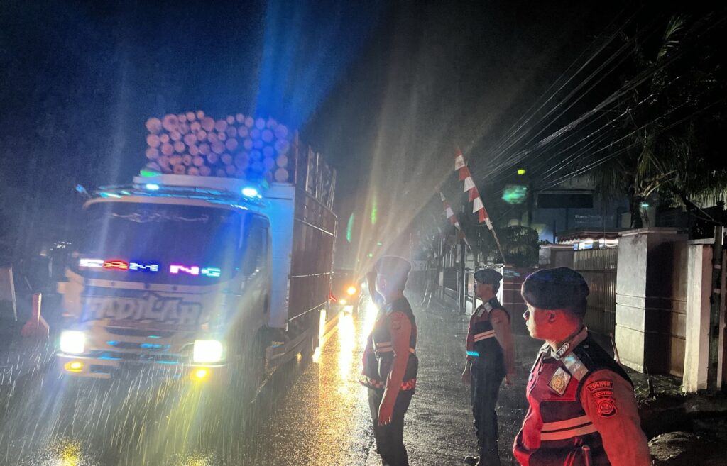Minimalisir Kecelakaan di Malam Akhir Pekan, Sat Samapta Polres Pandeglang Gelar Kegiatan Strong Point di Titik Rawan Kecelakaan 4 WhatsApp Image 2024 08 11 at 04.46.53