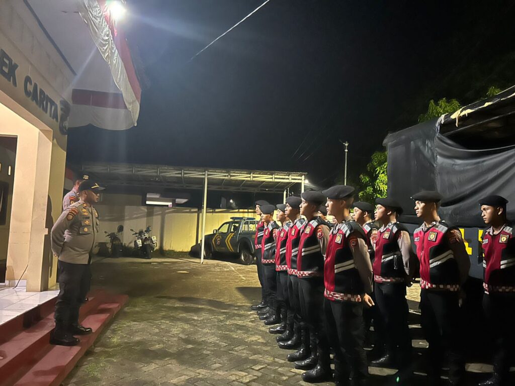Kapolsek Carita IPTU Turip Pimpin Apel Malam untuk Patroli KRYD 2 WhatsApp Image 2024 08 11 at 06.11.39