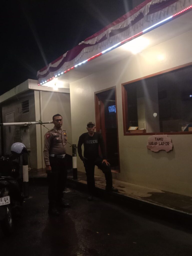 Polsek Carita Laksanakan Patroli Malam dan Himbauan kepada Security Hotel Mutiara 4 WhatsApp Image 2024 08 11 at 06.18.35