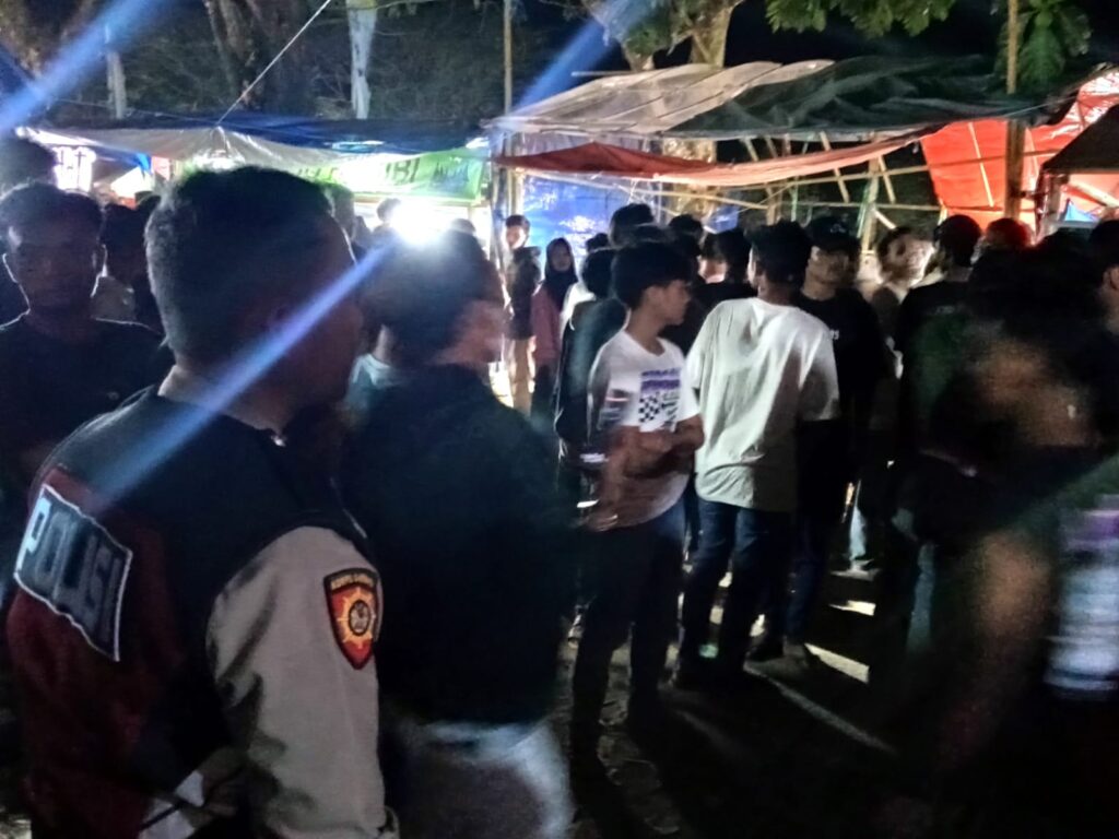 Polsek Cibaliung Gelar Sambang dan Patroli Malam, Ciptakan Rasa Aman dan Nyaman Bagi Warga Masyarakat 7 WhatsApp Image 2024 08 11 at 06.23.34