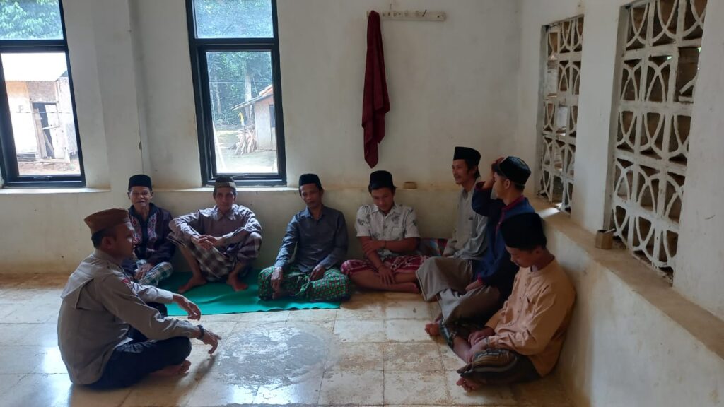 Polsek Carita Sambangi Pondok Pesantren di Desa Cinoyong dan Berdialog dengan Para Santri 9 WhatsApp Image 2024 08 11 at 06.27.37
