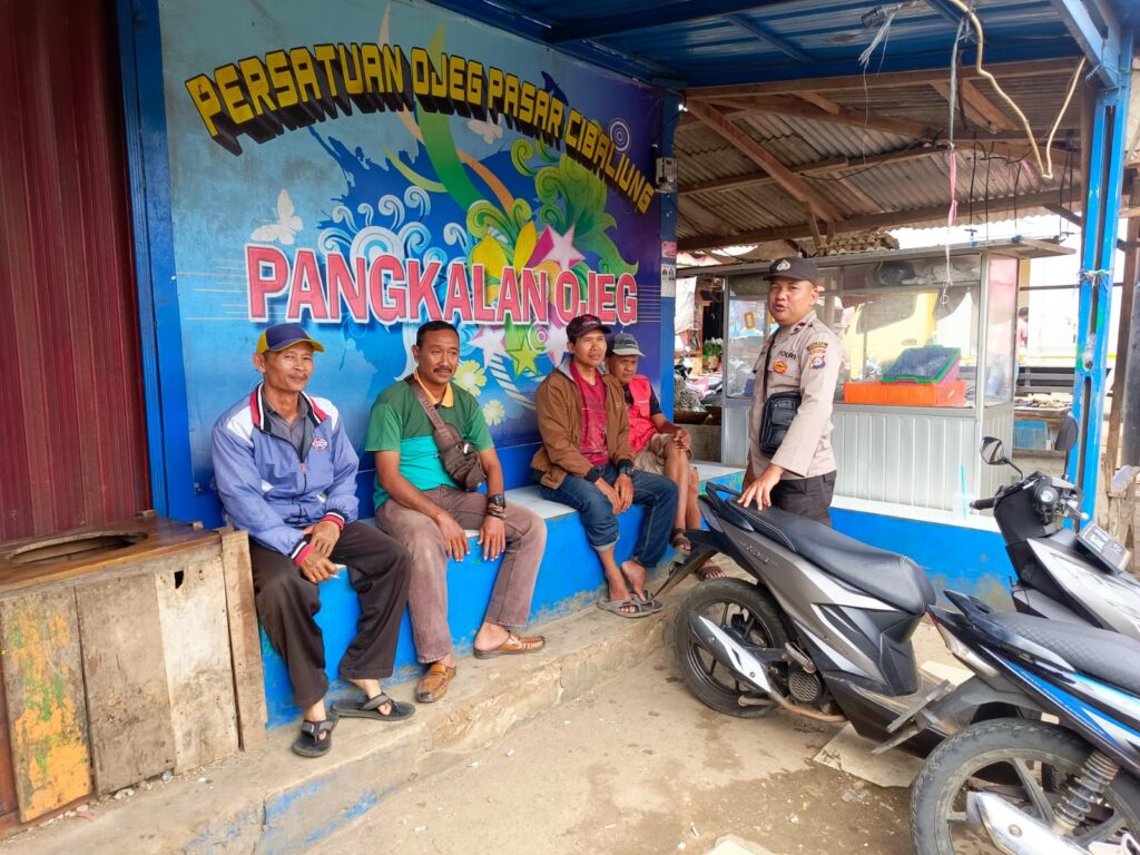Polsek Cibaliung Sambangi Warga untuk Tingkatkan Keamanan dan Ketertiban 10 WhatsApp Image 2024 08 11 at 07.56.49