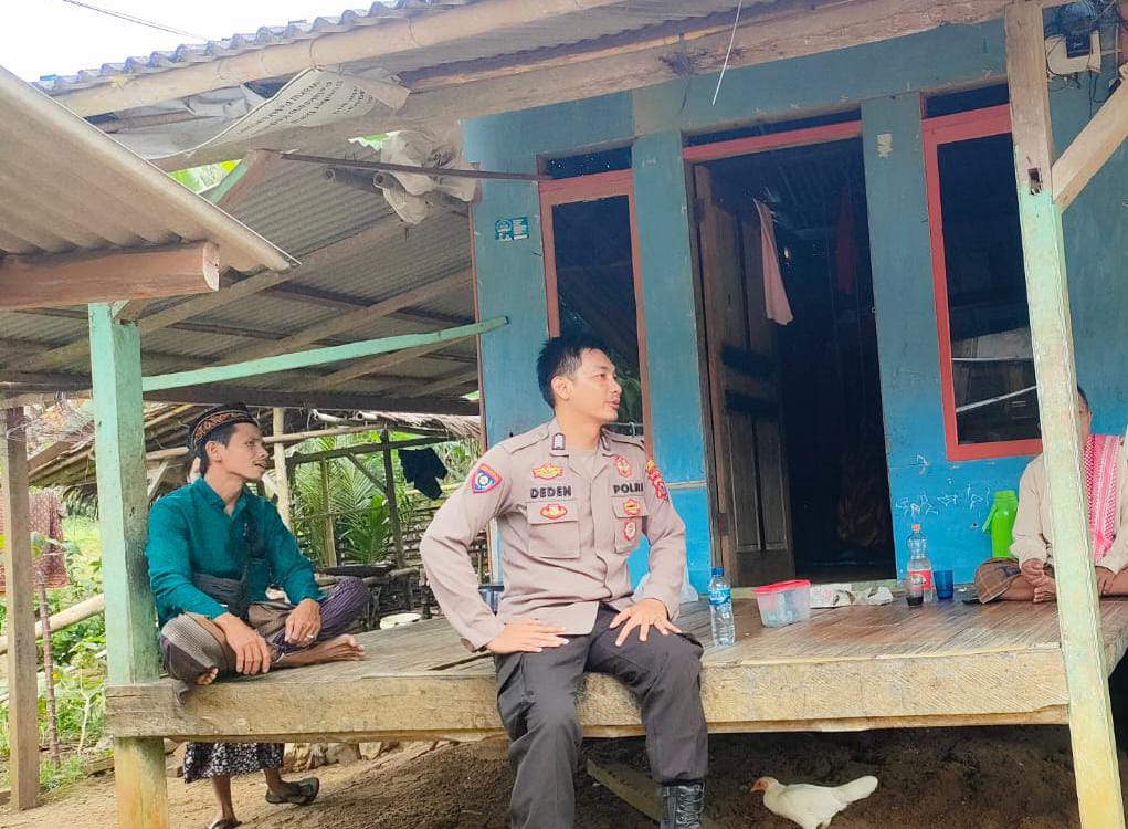 Kanit Binmas Polsek Cibaliung Jalin Silaturahmi dengan Tokoh Masyarakat untuk Ciptakan Kamtibmas Aman dan Nyaman 1 WhatsApp Image 2024 08 11 at 07.57.50