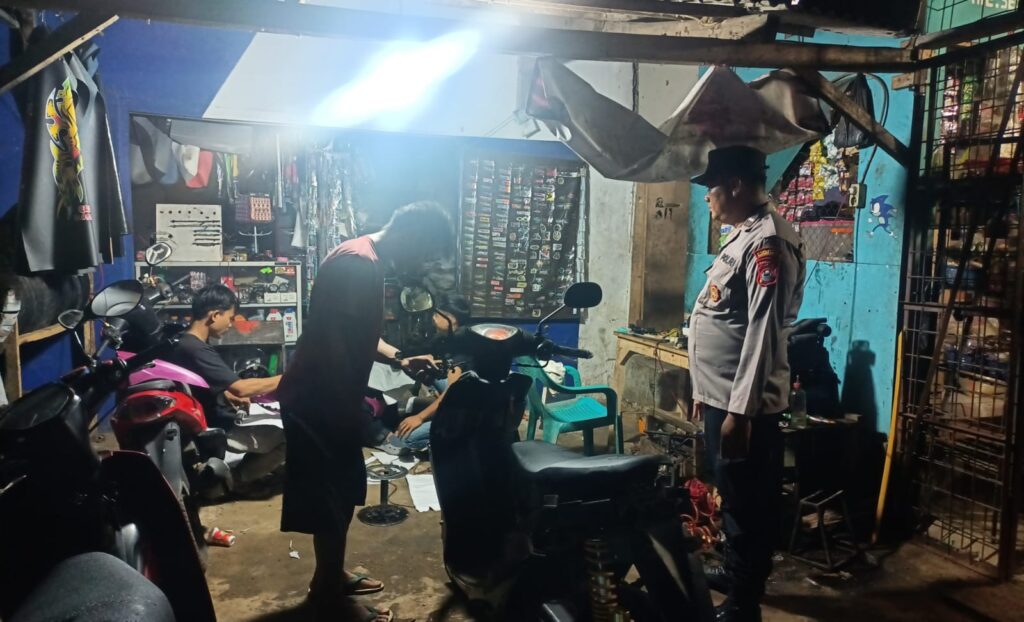 Polsek Bojong Polres Pandeglang Gelar Patroli Malam untuk Antisipasi Kejadian Kriminal di Desa Binaan 2 WhatsApp Image 2024 08 11 at 09.15.54