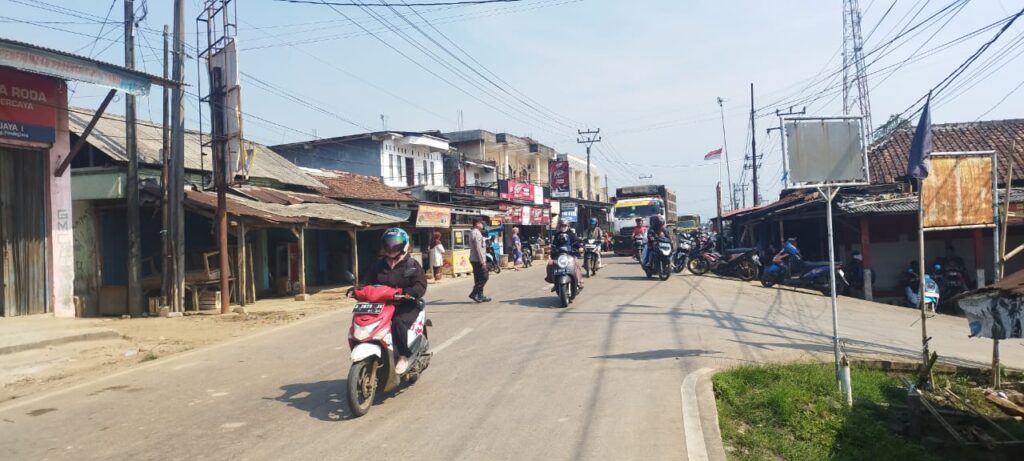 Polsek Bojong Polres Pandeglang Laksanakan Kegiatan Strong Point untuk Ciptakan Kamseltibcar Lantas di Wilayah Hukum Polsek Bojong 3 WhatsApp Image 2024 08 11 at 09.16.04