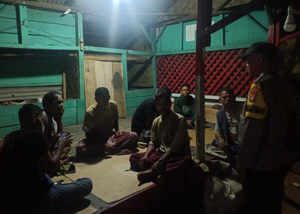Bhabinkamtibmas Polsek Cimanggu Sambangi Warga yang Sedang Melaksanakan Ronda Malam 4 WhatsApp Image 2024 08 12 at 00.26.40