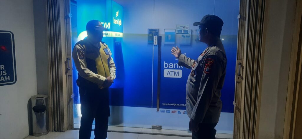 Polsek Picung Sambangi Obyek Vital Perbankan dalam Patroli Malam Dialogis 8 WhatsApp Image 2024 08 12 at 00.49.46
