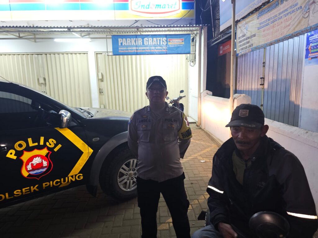 Polsek Picung Melaksanakan Patroli malam dengan Sasaran Waralaba 9 WhatsApp Image 2024 08 12 at 00.49.56