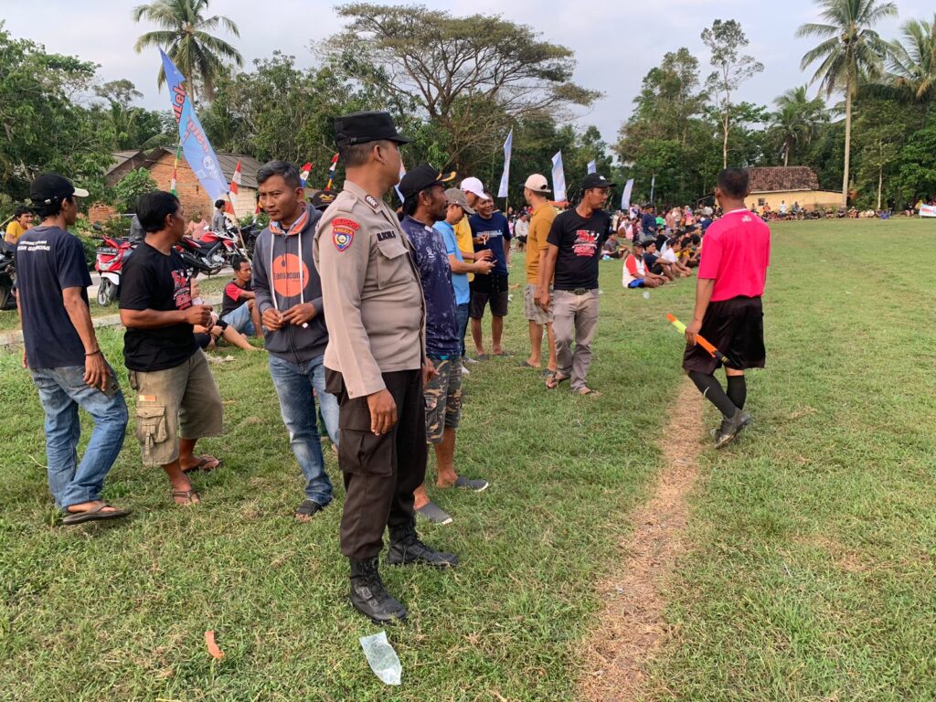 Polsek Panimbang Menggelar Pengamanan Sepak Bola di Wilayah Hukum Panimbang 10 WhatsApp Image 2024 08 12 at 01.05.40