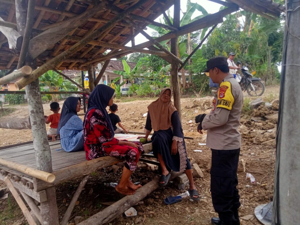 Aipda Fathur Bhabinkamtibmas Polsek Patia Sambangi Warga Kp. Sidamukti Sampaikan Pesan Kamtibmas 2 WhatsApp Image 2024 08 12 at 05.34.59