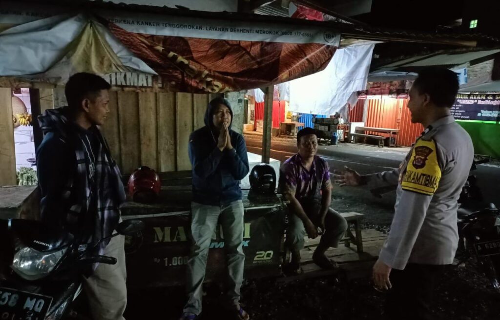 Polsek Cibaliung Gelar Sambang dan Patroli Malam, Ciptakan Rasa Aman dan Nyaman Bagi Warga Masyarakat 6 WhatsApp Image 2024 08 12 at 06.41.30