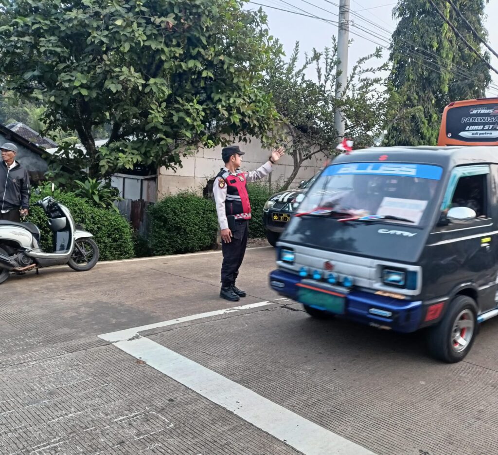 Polsek Bojong Polres Pandeglang Gelar Kegiatan Strong Point untuk Ciptakan Kamseltibcar Lantas 8 WhatsApp Image 2024 08 12 at 08.23.51