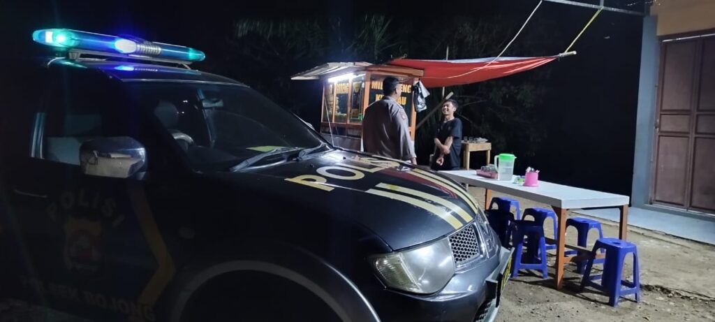 Polsek Bojong Polres Pandeglang Gelar Patroli Malam Dialogis untuk Cegah Kriminalitas 7 WhatsApp Image 2024 08 12 at 08.24.17