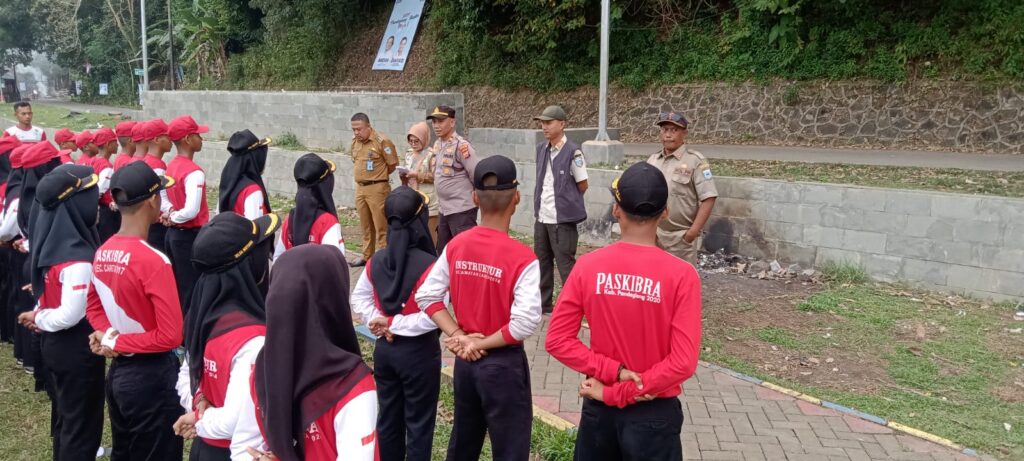Kapolsek Carita IPTU Turip, S.AP Bersama Muspika Kecamatan Carita Berikan Pembinaan kepada Paskibra dalam Persiapan HUT RI ke-79 6 WhatsApp Image 2024 08 13 at 06.28.10