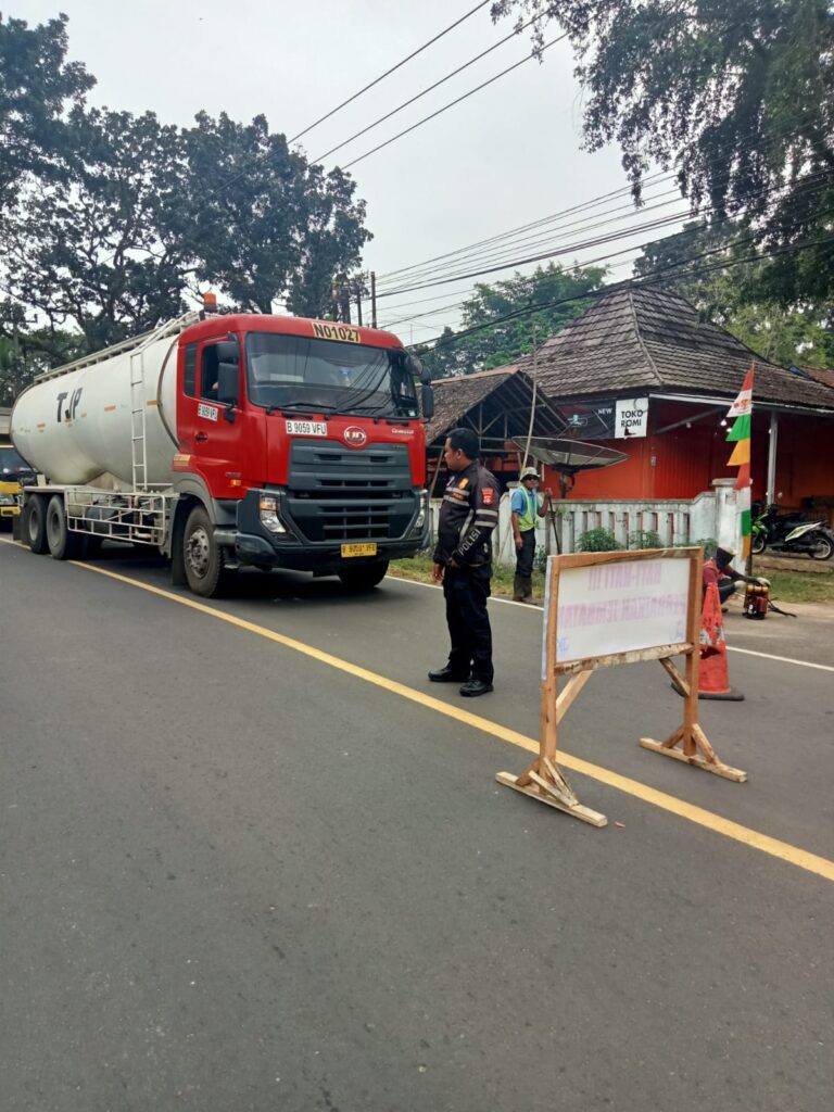 Personil Unit Lantas Polsek Carita Bripka Bobi Laksanakan Pengaturan Lalu Lintas di Jalan Raya Carita 7 WhatsApp Image 2024 08 13 at 06.30.15