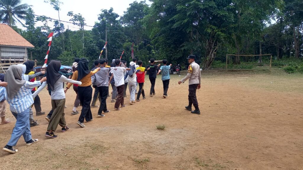 Bripka Sri Eka B, Bhabinkamtibmas Polsek Carita Desa Cinoyong, Latih Paskibra untuk Upacara HUT RI ke-79 8 WhatsApp Image 2024 08 13 at 06.32.53