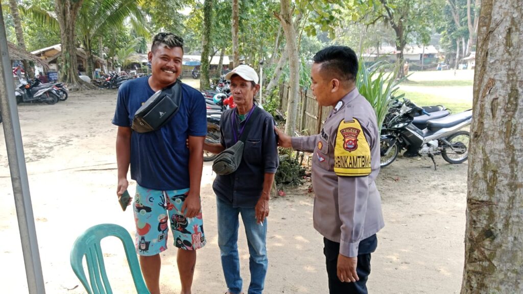 Bripka Bobi dari Polsek Carita Laksanakan Patroli Siang di Objek Wisata Pantai 1 WhatsApp Image 2024 08 13 at 06.37.26