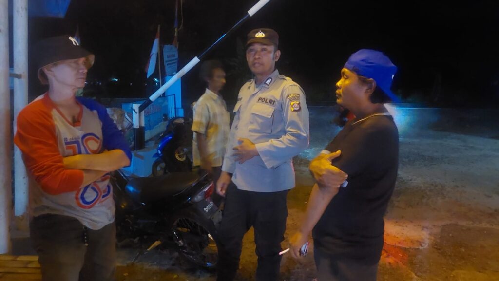 Personil Polsek Carita Bripka Eko Nurdiansyah dan Briptu Riko Laksanakan Patroli Malam di Desa Sukanegara 2 WhatsApp Image 2024 08 13 at 06.39.34