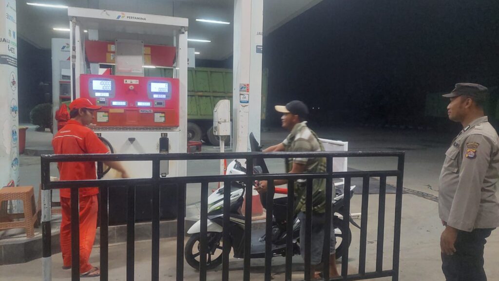 Polsek Carita Laksanakan Patroli Malam ke SPBU Sukanegara dan Beri Himbauan 5 WhatsApp Image 2024 08 13 at 06.47.49
