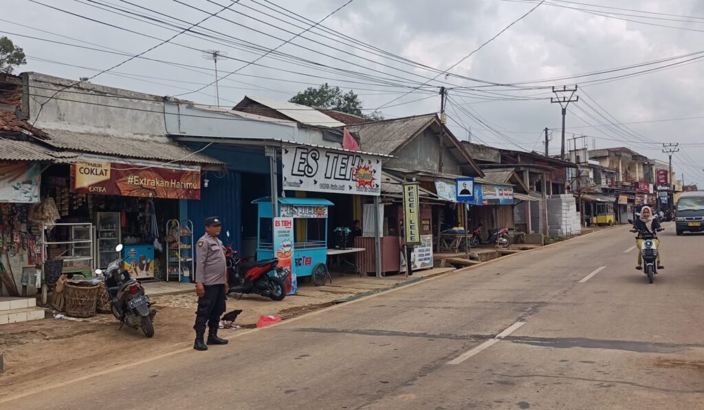 Polsek Bojong Polres Pandeglang Gelar Kegiatan Strong Point untuk Ciptakan Kamseltibcar Lantas 8 WhatsApp Image 2024 08 13 at 07.29.04