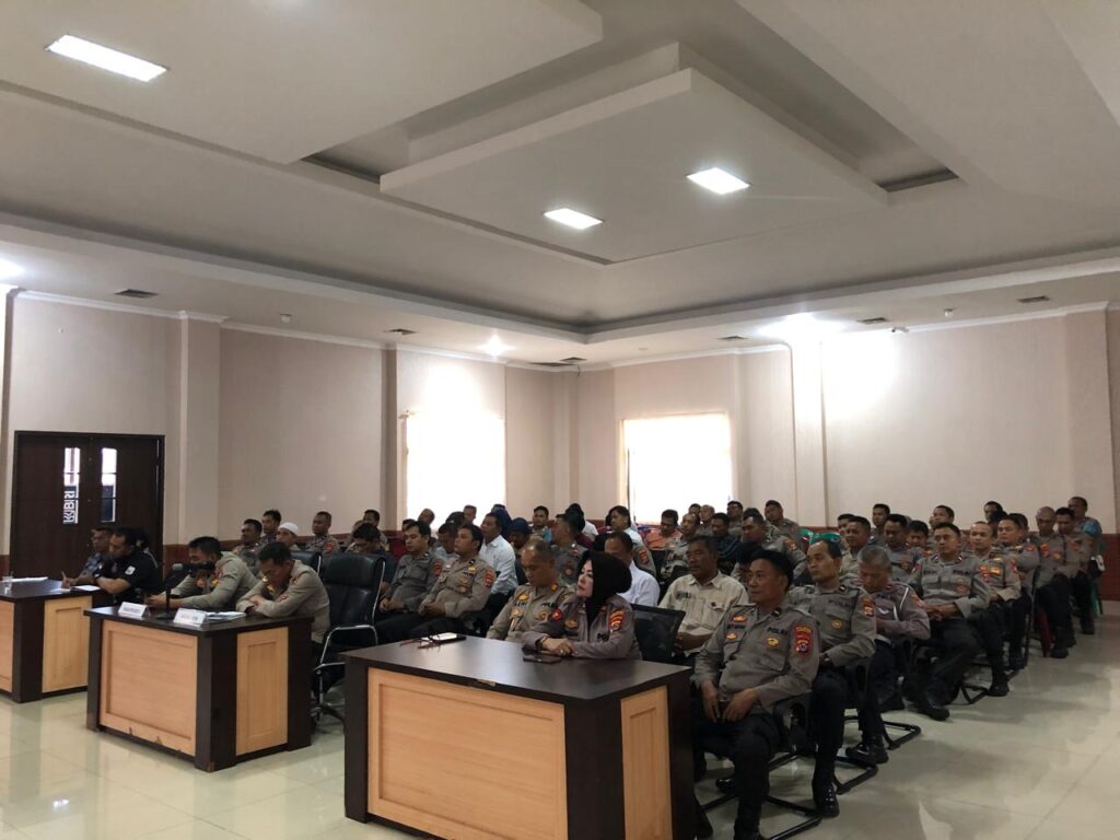 Kasubsi PIDM Humas Polres Pandeglang Gelar Vicon Bersama PJU dan Kapolsek Jajaran Mendengarkan Pesan Kapolda Banten 4 WhatsApp Image 2024 08 13 at 17.03.24