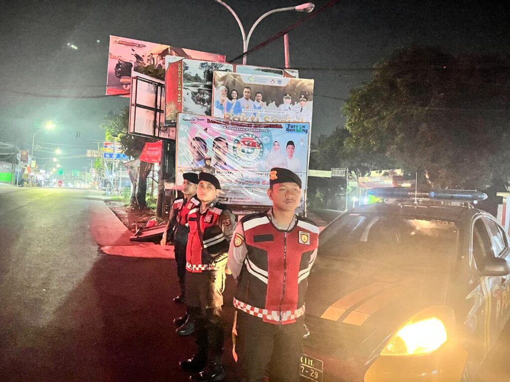 Kasat Samapta Polres Pandeglang Pimpin Patroli Malam di Persimpangan Cipacung 9 WhatsApp Image 2024 08 14 at 05.46.20 1