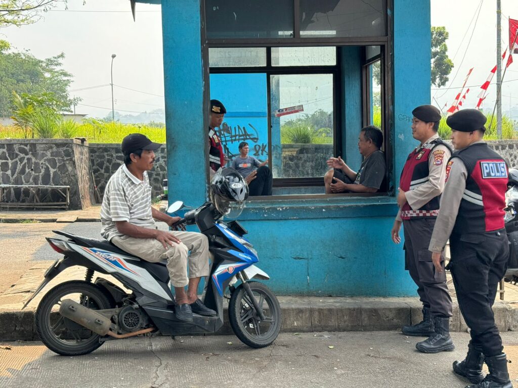 Sat Samapta Polres Pandeglang Gelar Patroli Dialogis di Terminal Kadubanen 6 WhatsApp Image 2024 08 14 at 18.10.29 1