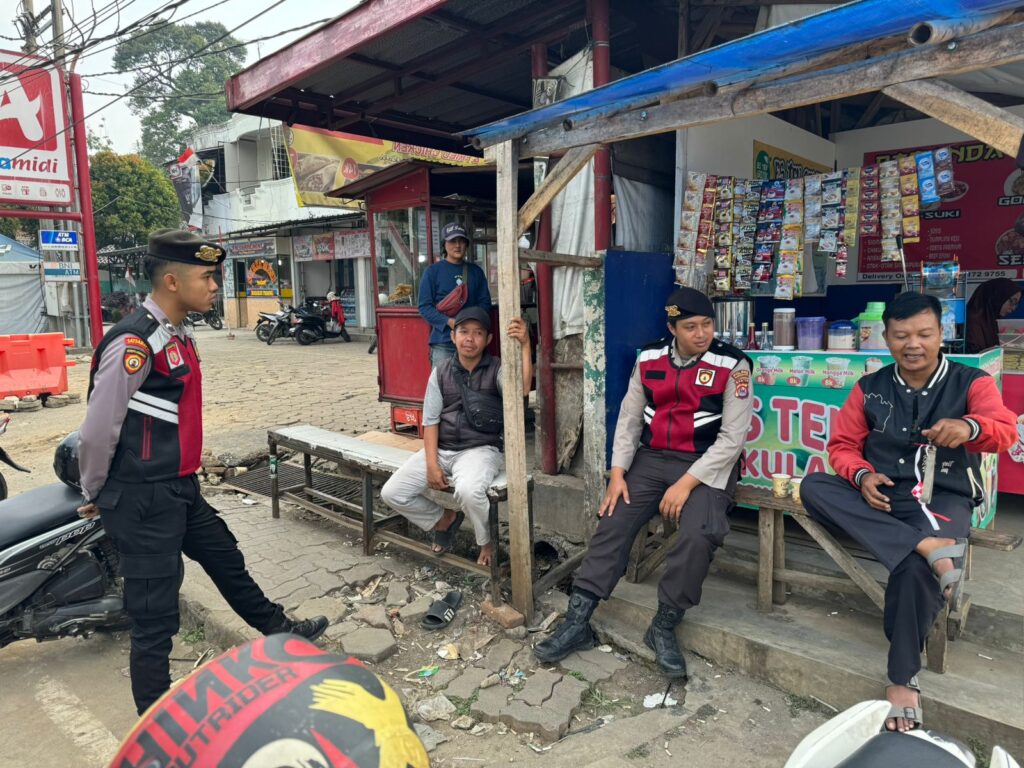 Sat Samapta Polres Pandeglang Gelar Patroli Dialogis di Persimpangan Cigadung 7 WhatsApp Image 2024 08 14 at 18.10.29
