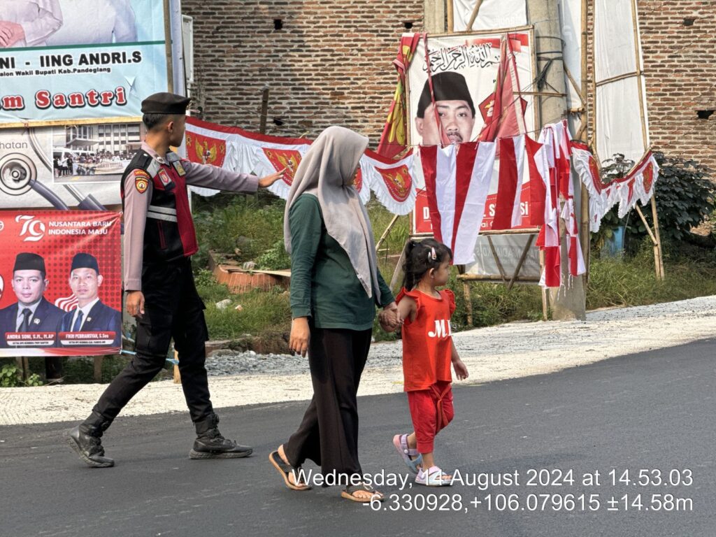 Sat Samapta Polres Pandeglang Berikan Pelayanan Prima dengan Menyebrangkan Warga di Persimpangan Cipacung 5 WhatsApp Image 2024 08 14 at 18.10.30