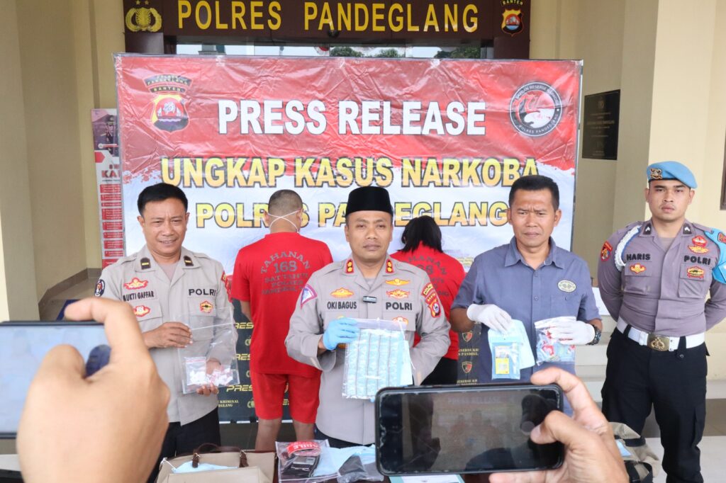 Kapolres Pandeglang Gelar Press Conference Kasus Tindak Pidana Narkotika Didampingi Kasubsi PIDM 6 WhatsApp Image 2024 08 15 at 11.55.55