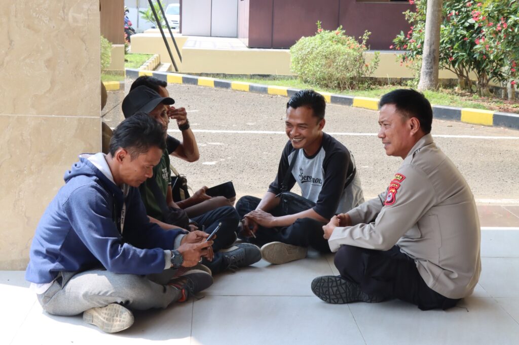 Kasubsi PIDM Humas Polres Pandeglang Gelar Ngobrol Bareng Wartawan di Lobi Polres Pandeglang 7 WhatsApp Image 2024 08 15 at 12.00.13