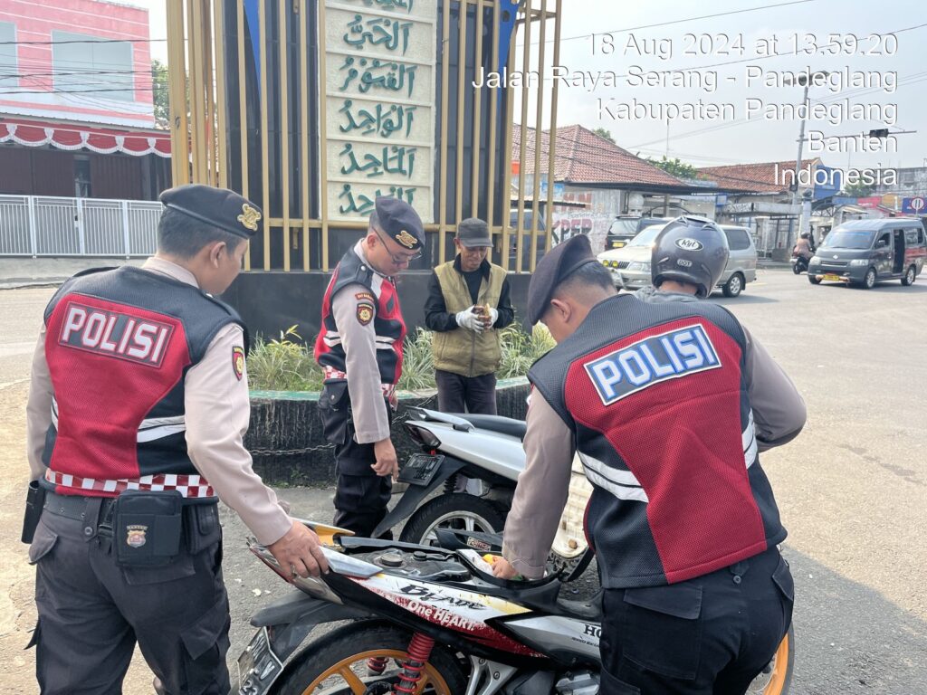 Sat Samapta Polres Pandeglang Gelar Patroli Siang Hari di Persimpangan Cigadung, Periksa Jok Kendaraan untuk Antisipasi Penyakit Masyarakat 1 WhatsApp Image 2024 08 18 at 16.40.45