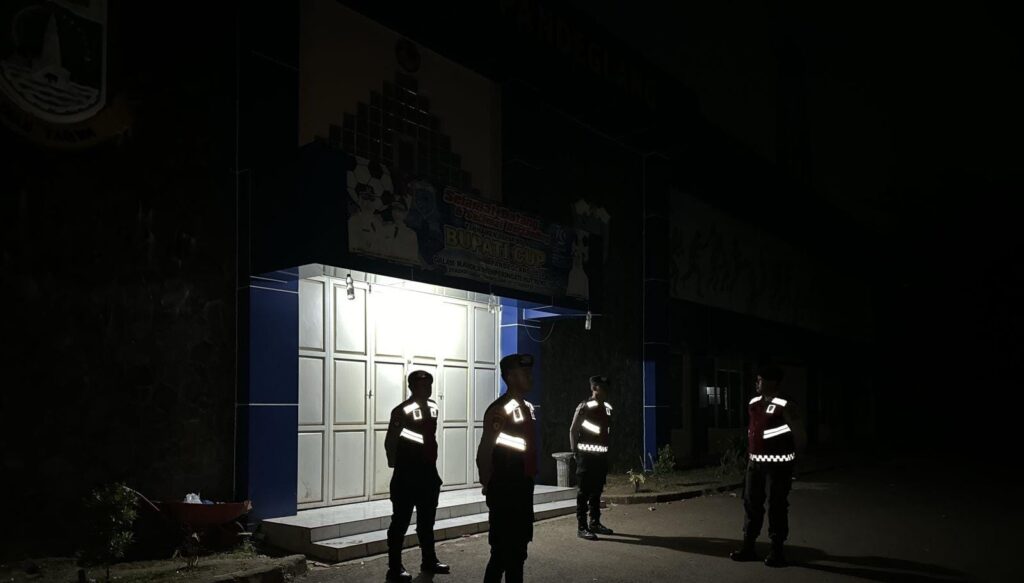 Sat Samapta Polres Pandeglang Gelar Patroli Jalan Kaki Malam Hari di Stadion Badak Cegah Penyakit Masyarakat 8 WhatsApp Image 2024 08 24 at 16.54.43 1